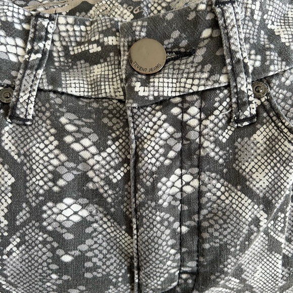 Seven7 Snakeskin 🐍 pattern Jean sz 8 - Picture 3 of 5